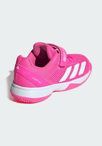 Růžové sportovní boty s prodyšným svrškem z meshe, bílými akcenty a páskem na suchý zip. Mají texturovanou gumovou podrážku pro lepší trakci a podporu.