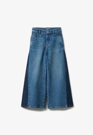 Jean à jambes larges présentant un design en bloc de couleurs avec des panneaux en denim bleu clair et bleu foncé, un style classique à cinq poches et une braguette boutonnée.