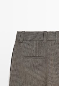 Grijze gestreepte broek met een visgraatstructuur, voorzien van een rechte tailleband, riemlussen en een achterzak.