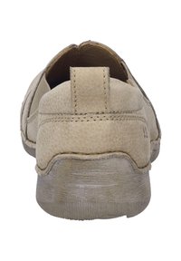 Beżowe skórzane buty o teksturowanej powierzchni i zaokrąglonym tyle. Charakteryzują się przeszyciami wzdłuż krawędzi oraz lekko wytartą podeszwą.