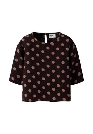 Blouse marron foncé à manches courtes avec des pois rose clair et une petite fermeture à bouton en forme de trou à l'arrière de l'encolure.