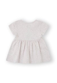 Vestido gris claro con mangas cortas, cintura fruncida y textura moteada. Tejido suave con una falda ligeramente acampanada.