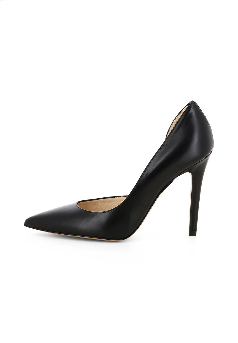 Escarpin noir en cuir avec un bout pointu, des côtés ouverts et un design épuré. Le talon mesure environ 10 cm.