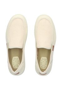 Scarpe slip-on in tessuto intrecciato bianco sporco con una finitura testurizzata, dotate di un'etichetta con logo e suole in gomma di colore chiaro.