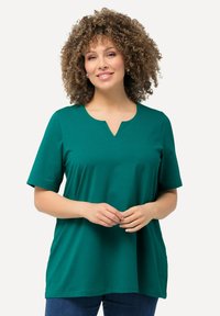 T-shirt verde a maniche corte con scollatura a V, realizzato in tessuto morbido, caratterizzato da una vestibilità rilassata e un orlo diritto.