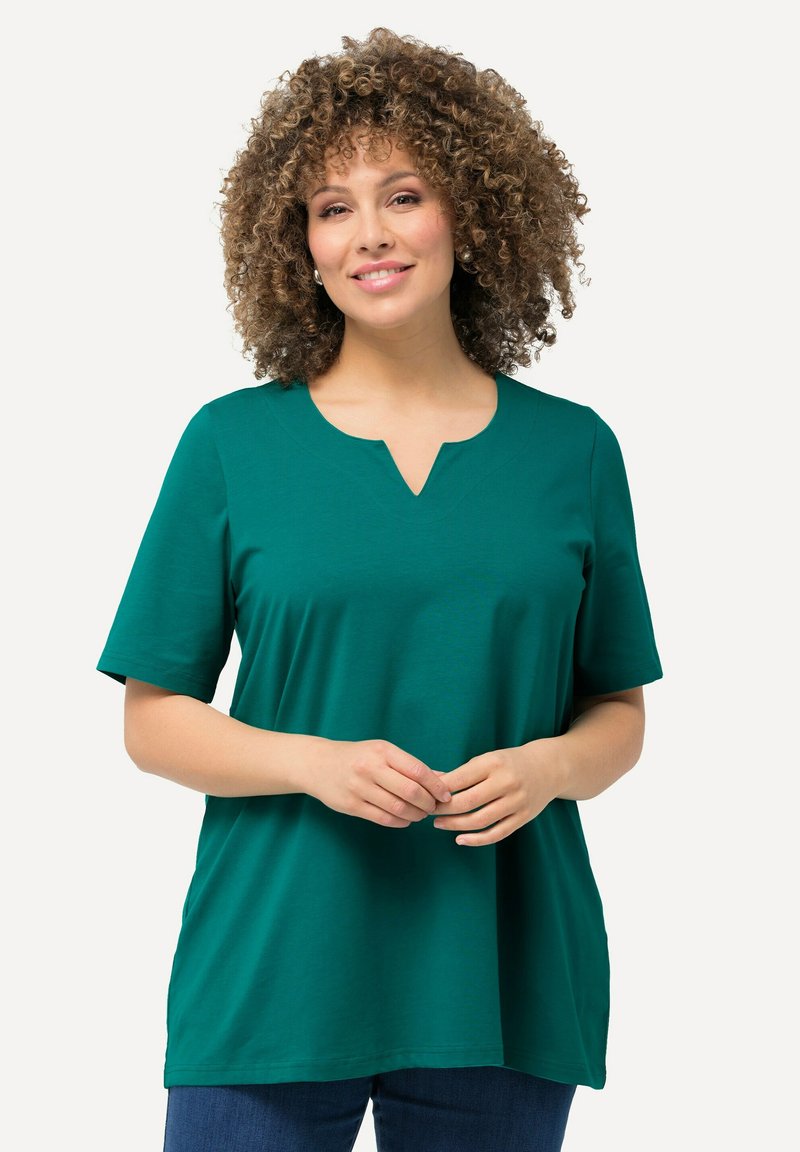 T-shirt verde a maniche corte con scollatura a V, realizzato in tessuto morbido, caratterizzato da una vestibilità rilassata e un orlo diritto.