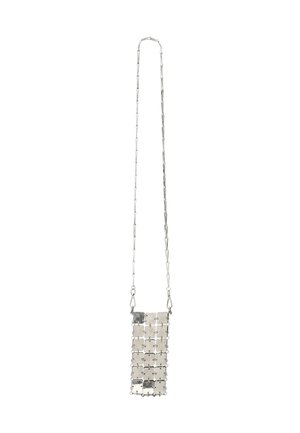 Borsa a catena in argento realizzata con pannelli metallici interconnessi. Presenta una forma rettangolare con una superficie liscia e una tracolla a catena per indossarla a tracolla.