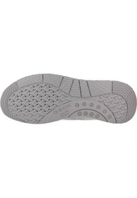 Suela de zapato de goma gris con superficie texturizada, que presenta un patrón en zigzag, orificios de ventilación y la marca en relieve 'GEOX PATENTE ITALIANA'.