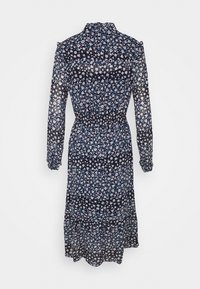 Niebieska sukienka w kwiatowy wzór z długimi rękawami, wysokim kołnierzem, zaznaczoną talią i falbanastym dołem. Wykonana z lekkiego, zwiewnego materiału.