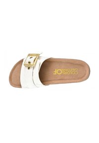 Sandalo bianco con una larga fascia, fibbia dorata e soletta imbottita color sabbia. Presenta un design semplice e piatto con una texture liscia.