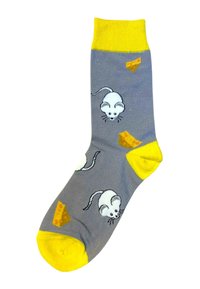 Graue Baumwollsocken mit gelben Bündchen, die mit Mustern von weißen Mäusen und Käse verziert sind. Gerippte Textur mit verstärkter Ferse und Zehen.