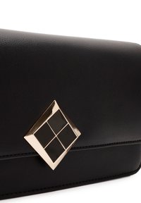 Borsa a pochette nera in pelle con una chiusura a forma di diamante in oro e nero, dalla texture liscia e linee pulite. Nessun ulteriore abbellimento.
