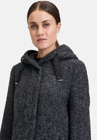 Szary, teksturowany wełniany płaszcz z kapturem, z czarnymi regulowanymi sznurkami, bocznymi kieszeniami oraz lekko dopasowanym krojem.