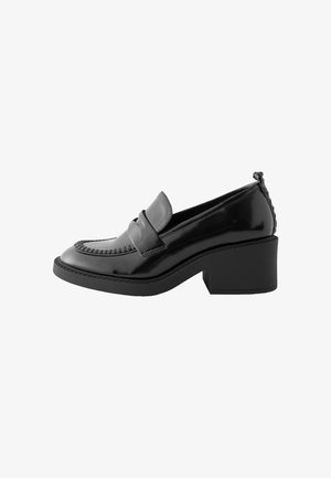 Sort patent læder loafers med en blokhæl, der har et syet tådesign og flettet detalje ved hælen. Flad gummisål for godt greb.