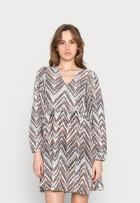 Vestido curto estampado com decote em V, mangas longas e um design em ziguezague nas cores castanho, azul e branco; tecido texturizado.