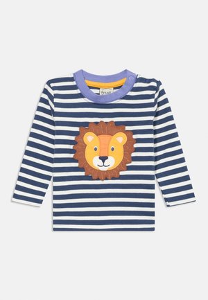 Kinderlangarmshirt in Marineblau und Weiß gestreift mit lila Kragen und einem aufgenähten Löwengesicht auf der Vorderseite.