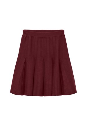 Jupe plissée rouge bordeaux avec une large taille élastique, fabriquée dans un tissu doux, présentant une texture lisse et un design fluide.