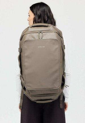 Kapten & Son, KAPTEN & SON RUCKSACK LISBON DUFFLE S UNISEX - Rugzak - walnut