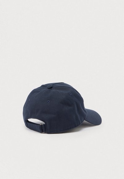 Casquette de baseball en coton bleu marine avec une visière courbée, une sangle réglable à l'arrière et des œillets de ventilation sur les côtés.