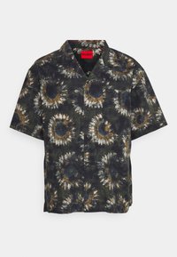 Camicia a maniche corte con una base scura e stampa di girasole con accenti bianchi e dorati. Realizzata in tessuto leggero, con colletto e chiusura a bottoni.