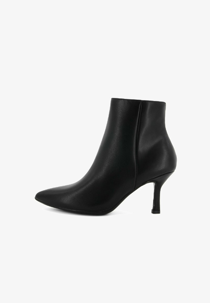 Stivaletto nero realizzato in materiale sintetico liscio, con punta affusolata, design elegante e tacco alto sottile.