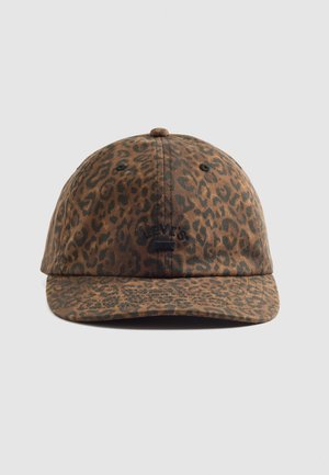 Cappellino da baseball marrone con motivo leopardato scuro e logo ricamato nero discreto sulla parte anteriore, posizionato su uno sfondo chiaro e semplice.