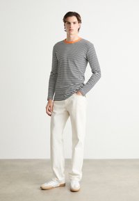 Mads Nørgaard TOBIAS - Pikkade varrukatega topp - white black