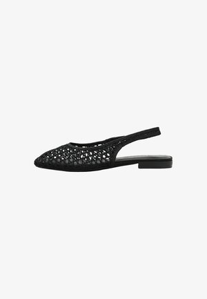 Zapato plano negro con tira trasera, punta puntiaguda y diseño de malla tejida abierta.