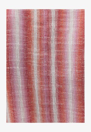 Textilie s vertikálními pruhy v červené, růžové a bílé barvě. Tkanina má texturovanou vazbu, což vytváří různorodý povrchový detail.