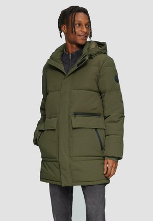 Olivenfarbene Pufferjacke mit Kapuze, ausgestattet mit einem Reißverschluss, zwei Fronttaschen und einem schrägen Design. Strukturiertes Material mit Polsterung.
