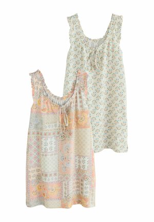 Nuisettes sans manches avec bretelles à volants et nouées à l'avant ; l'une présente un imprimé patchwork floral multicolore, l'autre est blanche avec de petites fleurs pastel.