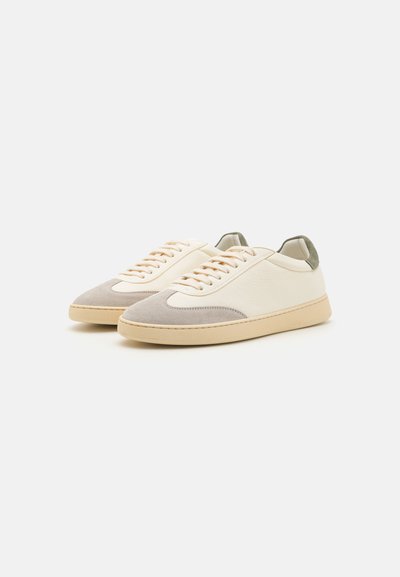Stuart Weitzman BANNER - Matalavartiset tennarit - white bianco/oatmeal/sage
