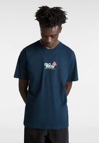 Granatowa bawełniana koszulka z krótkim rękawem z kolorowym logo Vans na piersi, o luźnym kroju.