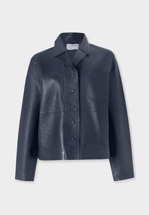 Marineblaue Lederjacke mit Kragen, Vorderknopfschluss und einer aufgesetzten Tasche auf der linken Brust. Glatte Textur und gerader Schnitt.