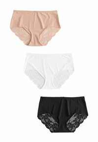 Drie paren damesondergoed: perzik met kantaccenten, wit met kanten zijkanten en zwart met kantafwerking. Alle hebben een zachte, gladde stof.