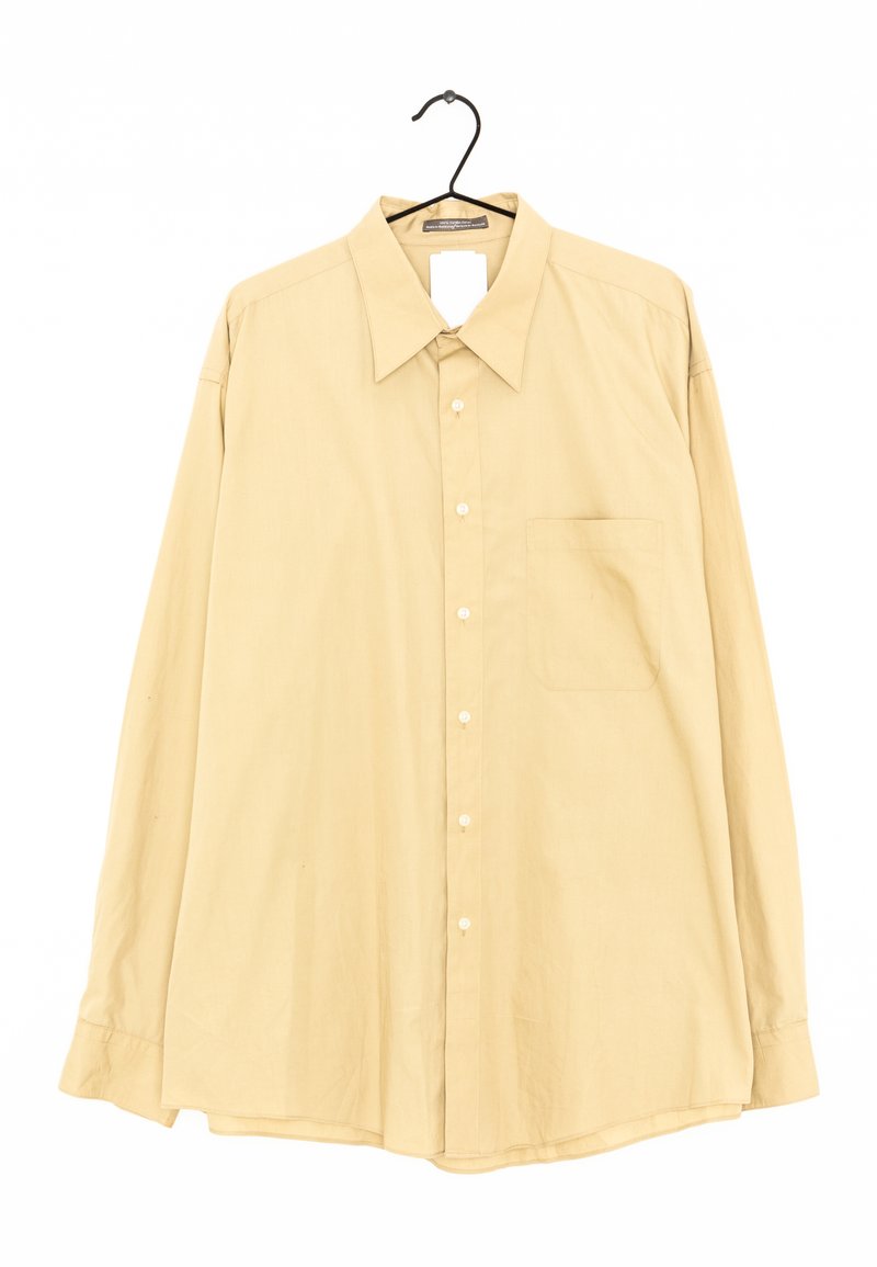 Chemise beige clair à manches longues avec un col pointu, fermeture à boutons et une poche poitrine unique. Fabriquée en tissu lisse et uniforme.