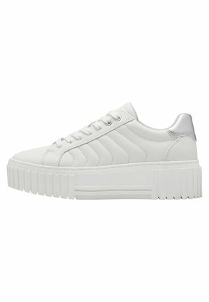 Weiße Plattform-Sneaker mit geriffelter Sohle, Schnürung an der Vorderseite und genähten Chevron-Mustern an der Seite sowie metallischem Fersenwohl.