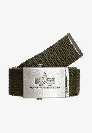 Olivgrüner geflochtener Nylon-Gürtel mit einer silbernen Metallschnalle. Die Schnalle verfügt über ein eingeprägtes Logo und drei horizontale Linien, die ein robustes Design bieten.