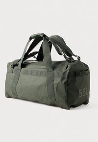 Πράσινη τσάντα τύπου ντούφέκι, κατασκευασμένη από ανθεκτικό υλικό, ορθογώνιο σχήμα, με δύο λαβές μεταφοράς και ένδειξη χωρητικότητας 55L εκτυπωμένη στο πλάι.