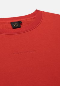 Rode sweatshirt met ribbelkraag, voorzien van een reliëf "TOMORROWLAND" logo op de voorkant. Zachte textuur, casual ontwerp.