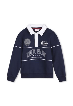 Camiseta de rugby azul marino de manga larga con cuello blanco, finas rayas blancas y los logotipos "Deck Flow" y "Hugo" en el delantero.