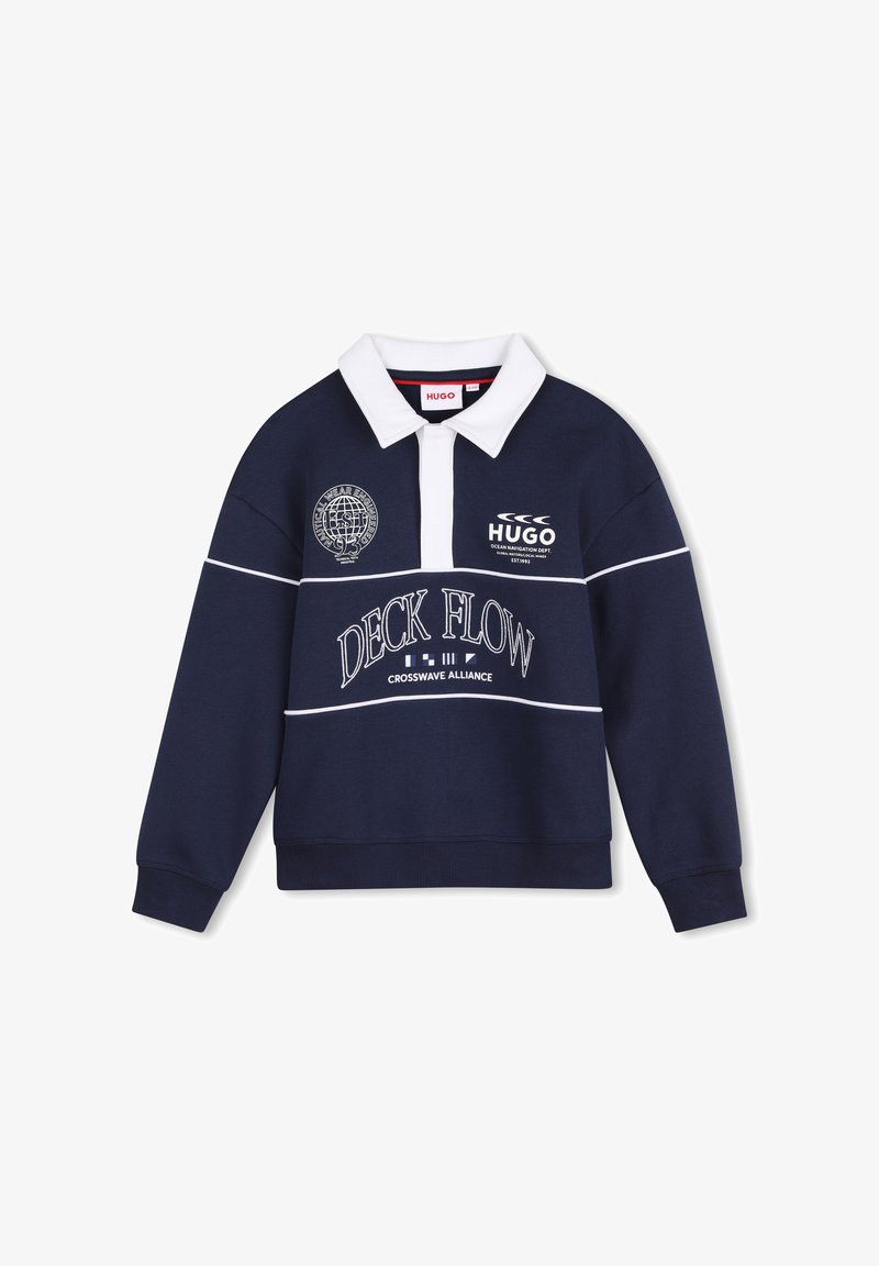 Maillot de rugby bleu marine à manches longues avec col blanc, fines rayures blanches et logos "Deck Flow" et "Hugo" sur le devant.