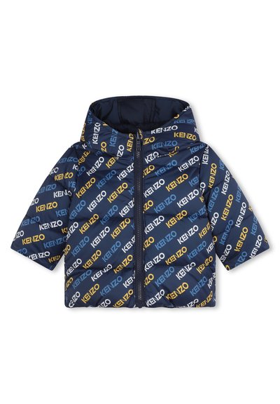Marineblauwe gewatteerde jas met capuchon, voorzien van een herhalend "KENZO"-logo in het wit, blauw en geel. Korte mouwen en een rits aan de voorkant.