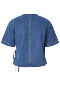 Haut bleu en denim à manches courtes avec détail noué sur le côté et couture centrale visible dans le dos, vu de dos.