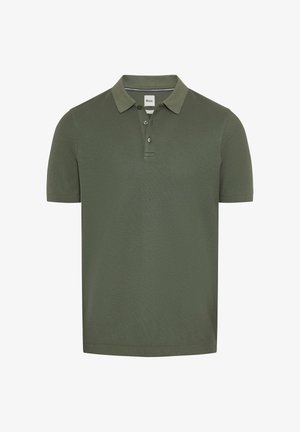 Olivgrünes Polohemd aus strukturiertem Stoff. Besitzt einen Kragen, eine Dreiknopf-Leiste und kurzärmelige Ärmel. Einfaches Design ohne Muster.