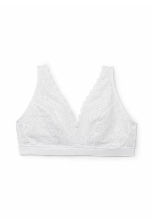 Witte kanten bralette met een V-halslijn, golvende randen en een zachte band. De stof heeft bloemige patronen en een zachte textuur.