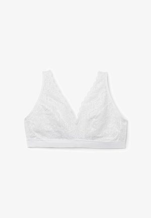 Witte kanten bralette met een V-halslijn, golvende randen en een zachte band. De stof heeft bloemige patronen en een zachte textuur.