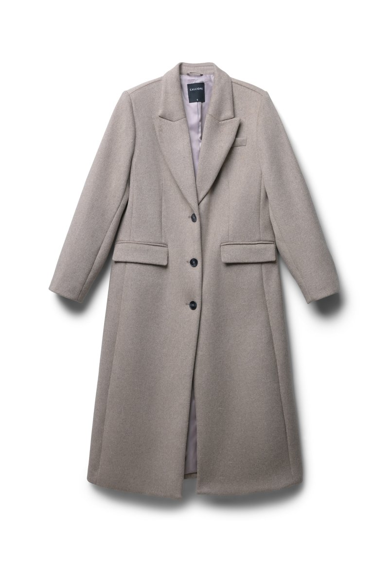Cappotto di lana beige con un design sartoriale, rever a punta, cinque bottoni e due tasche laterali. Foderato interno liscio e silhouette strutturata.