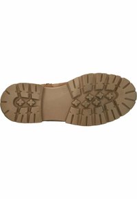 Suela de bota marrón con surcos profundos y un diseño robusto. Presenta una sección lisa y plana, y patrones en zigzag para mayor tracción. Bordes reforzados.