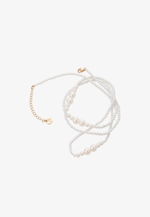 Collana di perle bianche con perle di diverse dimensioni, alcune texture e altre lisce, dotata di una chiusura dorata e di una catena regolabile.